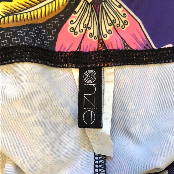 LIKE NEW ONZIE CROPPED WORKOUT LEGGINGS SIZE S/M - Picture 3 of 4